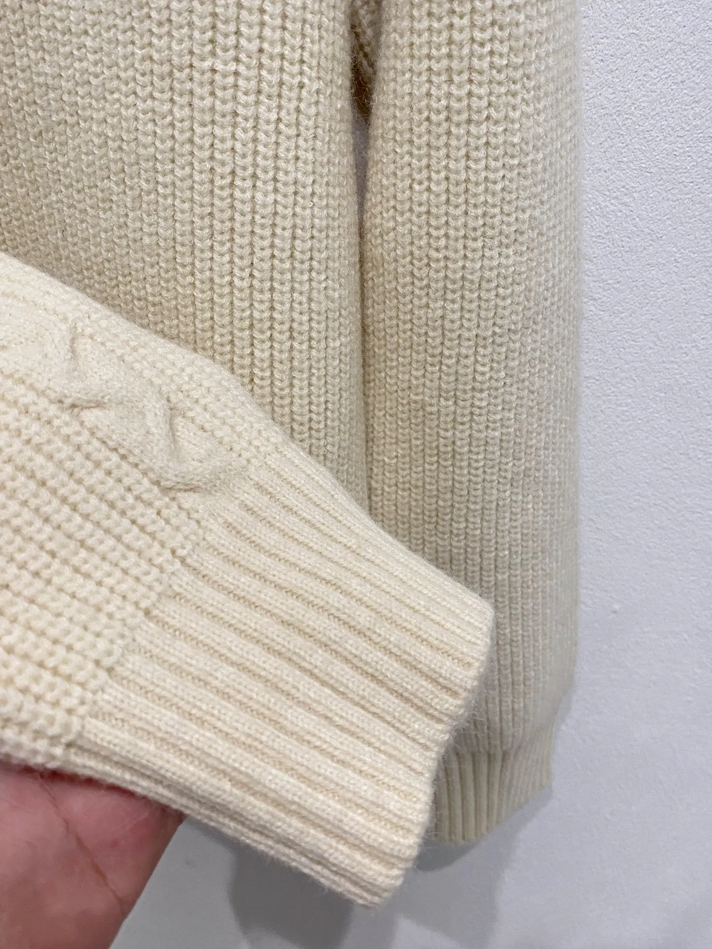 🅿️540 LV autumn and winter classic cardigan sweater, in full condition! ! ! Wool blended fabric, the latest model in 2025, golden ratio! ! Slim-fitting soft gold, versatile and practical item, the combination and practicality are extremely powerful, simple and elegant, and classy! To create your own style, it is highly recommended to buy it in two colors. The standard slim fit tailoring process is suitable for both young and old men. It is knitted from wool and will not cause any discomfort! While keeping warm, it is stylish, textured and wearable, and the classic logo with contrasting colors on the chest feels in place! ! Recommended for regular customers! ! Size M-3XL (maximum wear: 190 pounds)